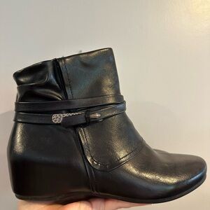 Yuu Brand Women’s Boots. Size 8